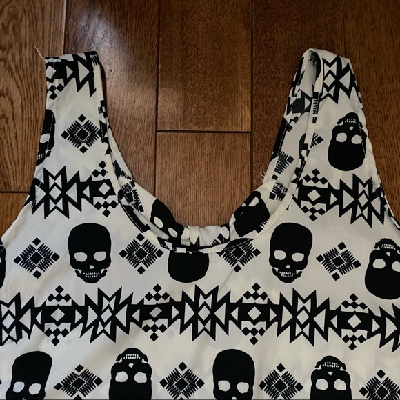 Skull cutout back tank - Picture 3 of 7